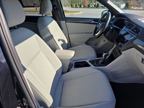Used 2024 Volkswagen Tiguan SE R-Line image 10