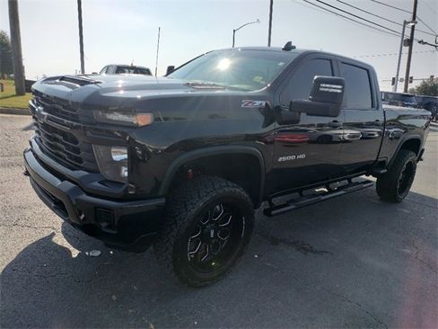 Used 2024 Chevrolet Silverado 2500 Custom w/ Custom Value Package image 3