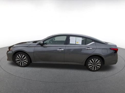 Used 2025 Nissan Altima 2.5 SV FWD image 9