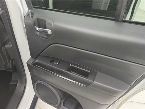 Used 2014 Jeep Patriot Limited image 25