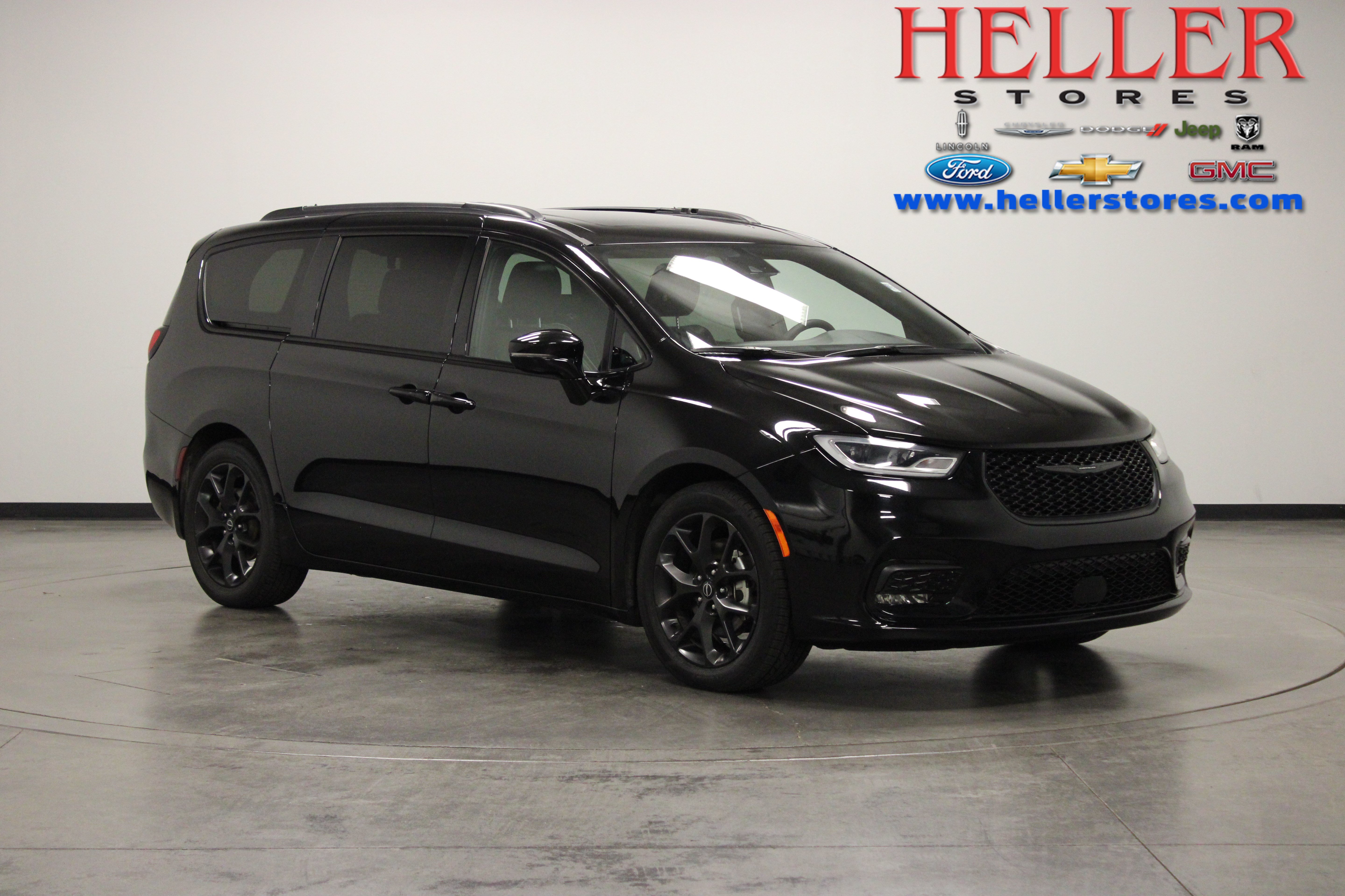 Used 2025 Chrysler Pacifica Limited FWD image 1