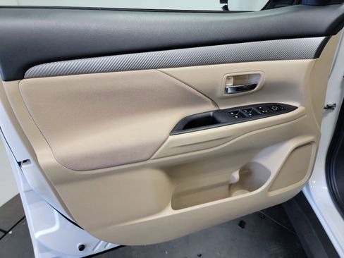 Used 2018 Mitsubishi Outlander ES AWD/4WD image 13