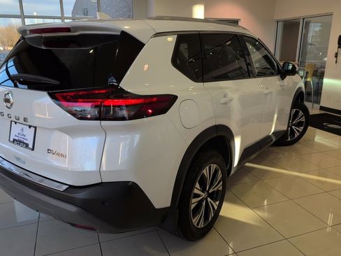 Used 2021 Nissan Rogue SV w/ Premium Package image 5