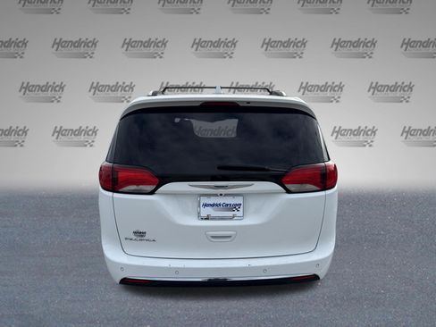 Used 2020 Chrysler Pacifica Touring-L Plus w/ Tire & Wheel Group FWD image 8