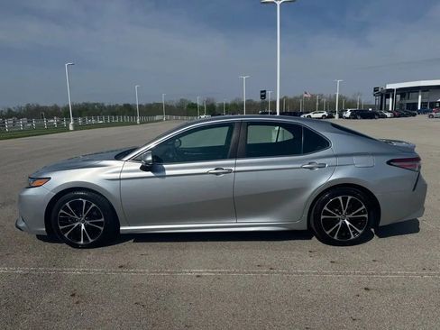Used 2018 Toyota Camry SE image 4