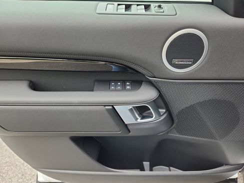 Used 2025 Land Rover Discovery S image 24