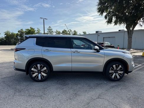 New 2025 Mitsubishi Outlander SE image 9