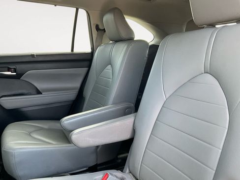 Used 2020 Toyota Highlander XLE AWD/4WD image 13