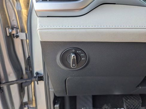 Certified 2025 Volkswagen Taos SE image 23