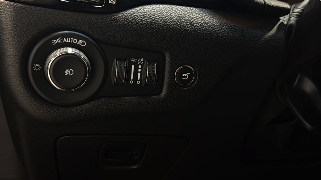 Used 2023 Jeep Cherokee Altitude Lux AWD/4WD image 40