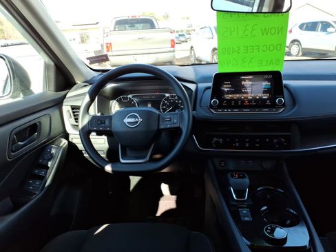 Used 2025 Nissan Rogue S image 9