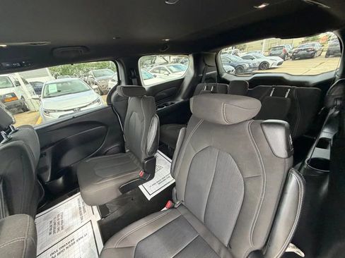 Used 2022 Chrysler Pacifica Touring FWD image 8
