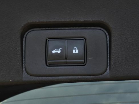 Used 2025 Nissan Rogue SV FWD image 11