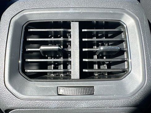 Used 2020 Volkswagen Tiguan SE image 31