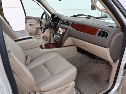 Used 2014 Chevrolet Tahoe LTZ image 12