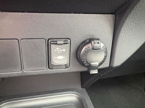 Used 2016 Toyota RAV4 XLE AWD/4WD image 21