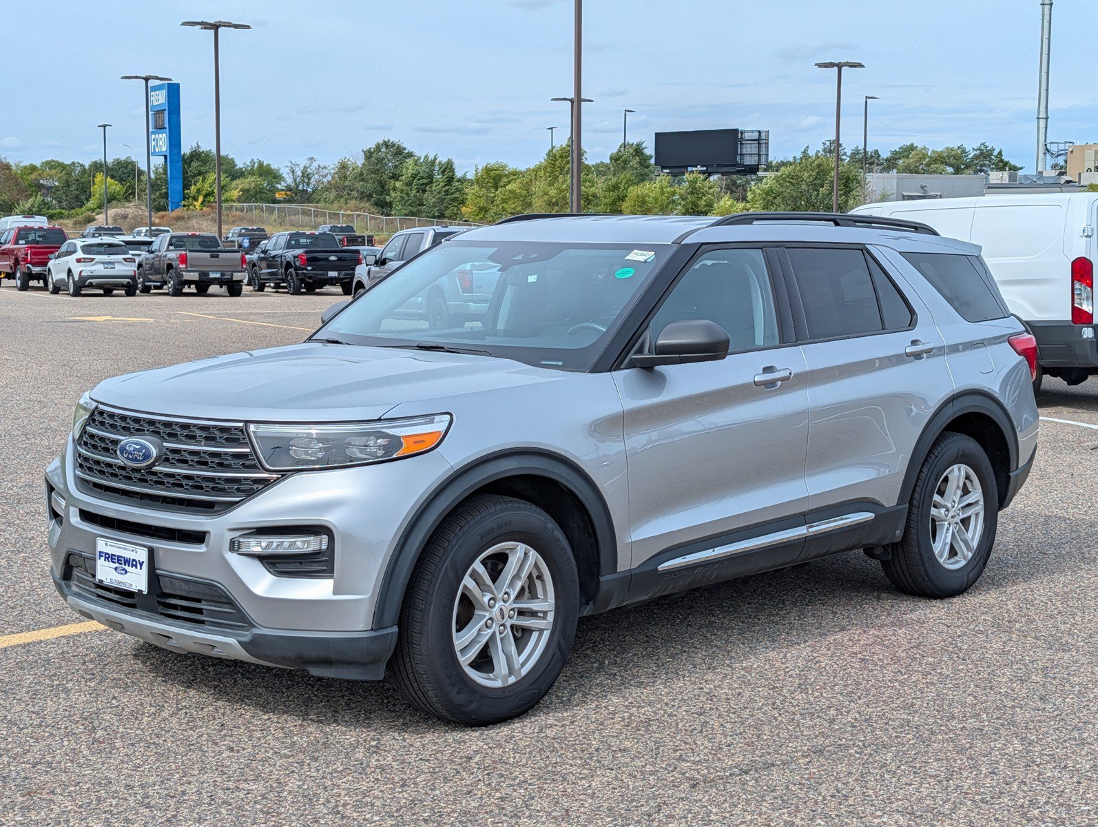 Used 2024 Ford Explorer XLT w/ Equipment Group 202A AWD/4WD image 1