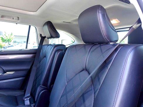 Certified 2021 Toyota Highlander Platinum FWD image 10