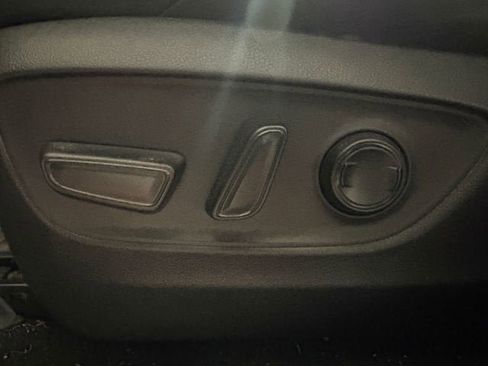 Certified 2022 Toyota Venza XLE image 16