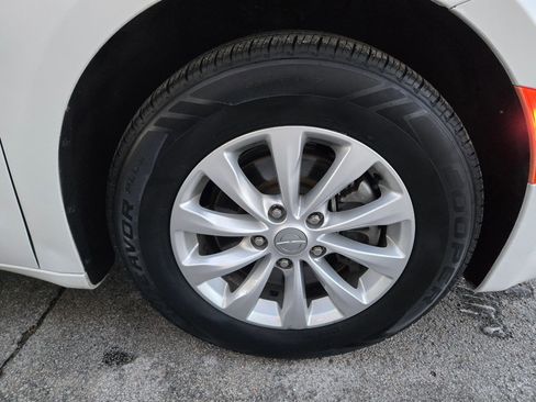 Used 2019 Chrysler Pacifica Touring-L image 26