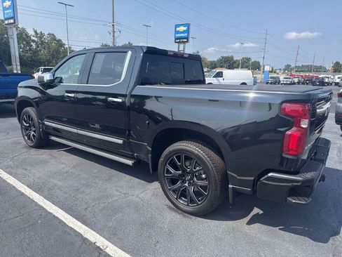Used 2025 Chevrolet Silverado 1500 High Country AWD/4WD image 2