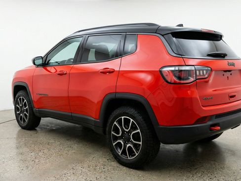 Used 2025 Jeep Compass Trailhawk image 6