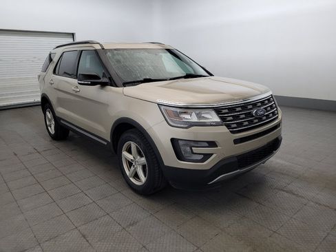 Used 2017 Ford Explorer XLT w/ Equipment Group 202A AWD/4WD image 13