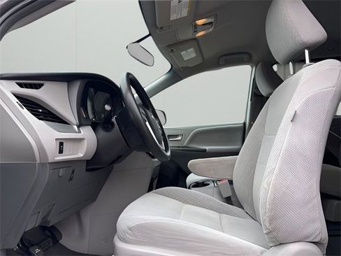 Used 2017 Toyota Sienna LE image 12