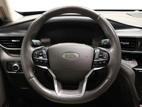 Used 2022 Ford Explorer Platinum w/ Class IV Trailer Tow Package AWD/4WD image 24