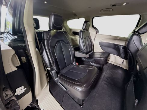 Used 2023 Chrysler Pacifica Touring-L image 26