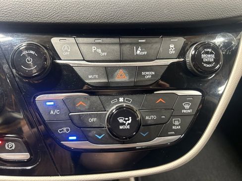 Certified 2023 Chrysler Pacifica Touring-L FWD image 30