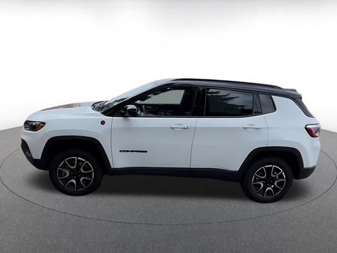 Used 2025 Jeep Compass Trailhawk AWD/4WD image 9