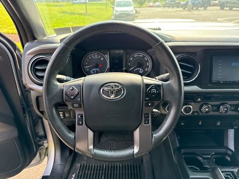 Used 2018 Toyota Tacoma TRD Sport AWD/4WD image 18