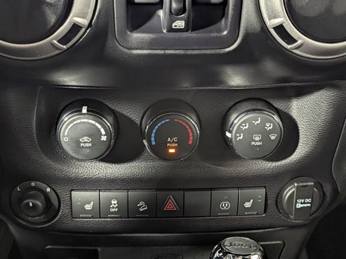 Used 2015 Jeep Wrangler Unlimited Rubicon AWD/4WD image 18