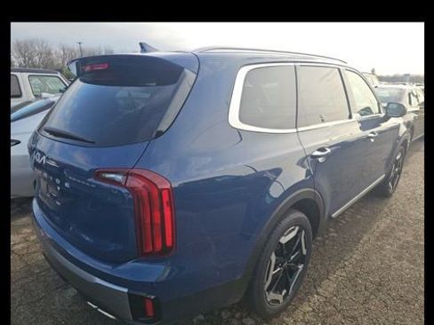 Used 2025 Kia Telluride S image 3