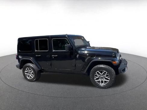 Used 2025 Jeep Wrangler Unlimited Sahara AWD/4WD image 2