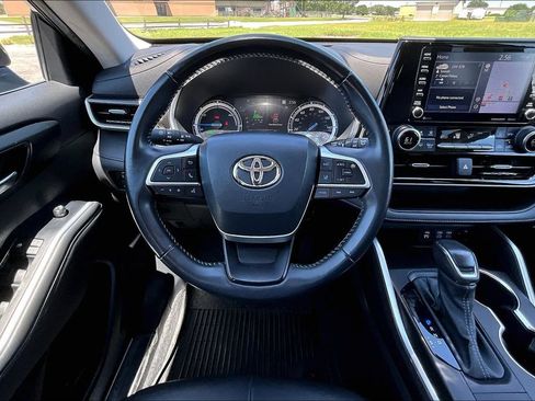 Used 2022 Toyota Highlander XLE AWD/4WD image 5