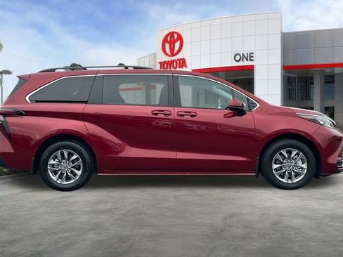 Used 2025 Toyota Sienna LE FWD image 3