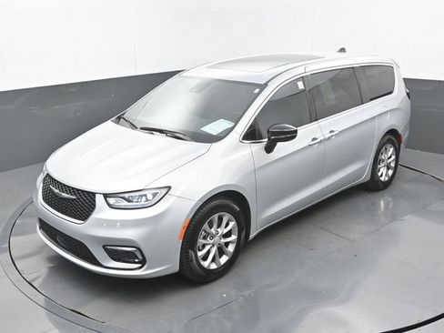 Used 2026 Chrysler Pacifica Limited FWD image 32
