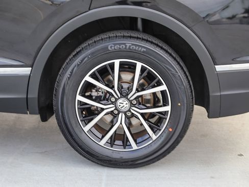 Used 2021 Volkswagen Tiguan SE image 11