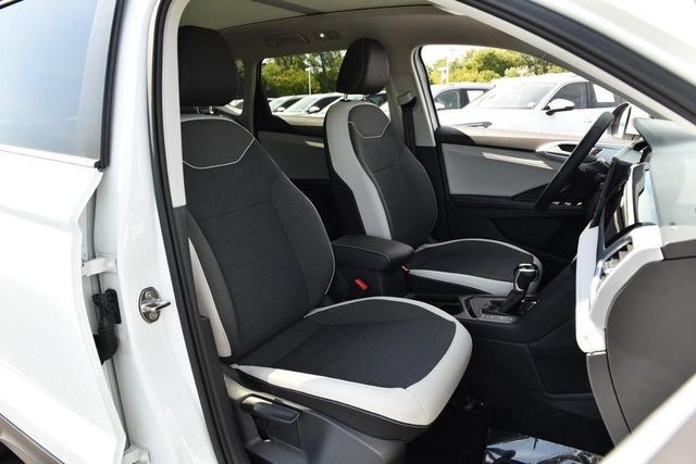 Used 2025 Volkswagen Taos SE w/ Panoramic Sunroof Package FWD image 19
