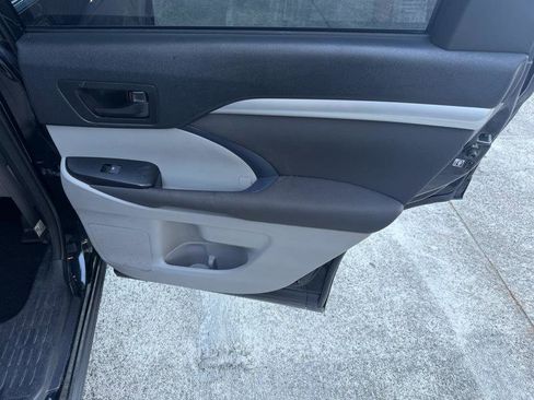 Used 2018 Toyota Highlander LE FWD image 24