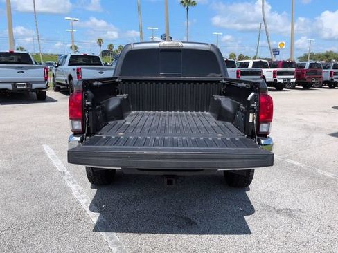 Used 2018 Toyota Tacoma SR5 RWD image 12