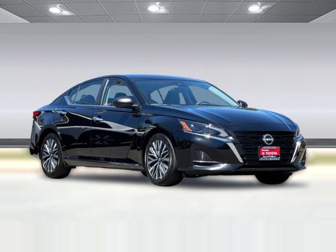 Used 2025 Nissan Altima 2.5 SV FWD image 7