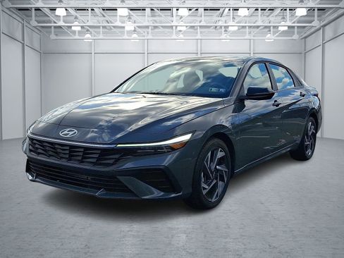 Used 2025 Hyundai Elantra Sport image 3