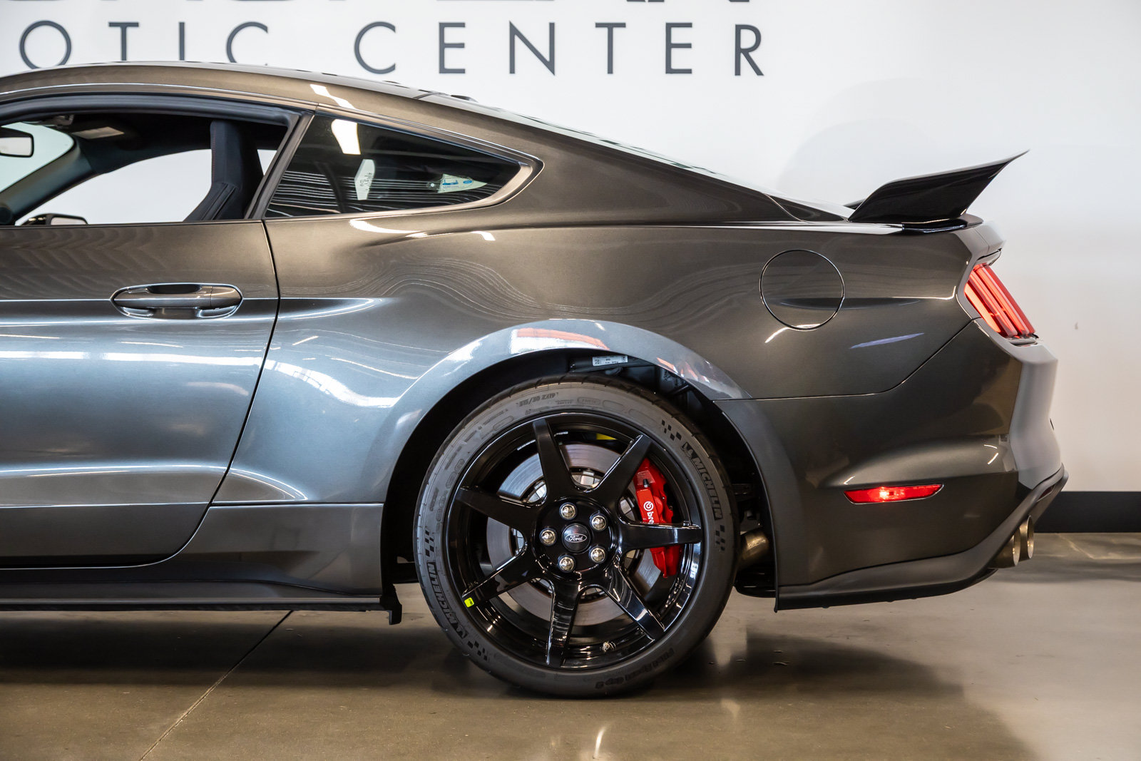 Used 2019 Ford Mustang Shelby GT350R w/ GT350R Equipment Group 920A RWD image 18