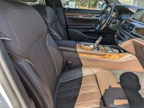Used 2017 BMW 750i image 28