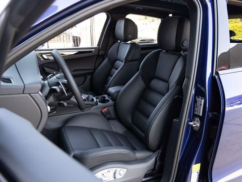 Certified 2025 Porsche Macan image 5