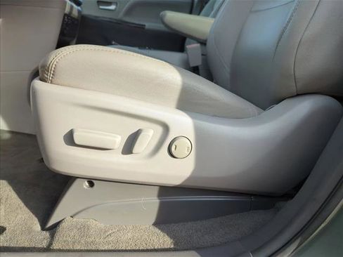 Used 2018 Toyota Sienna XLE image 13