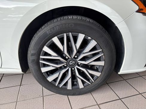 Used 2025 Nissan Altima 2.5 SV FWD image 29